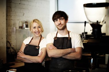 Garson ve kafede çalışan barista