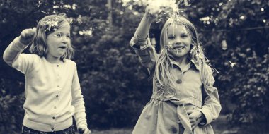 Kız açık havada oynarken Bengal ışıkları ile