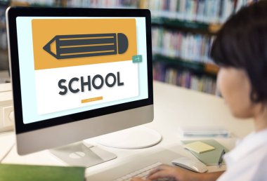 bilgisayarla çalışma öğrenci kız