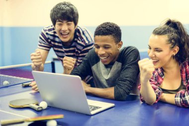 ping pong tablo açılan laptop