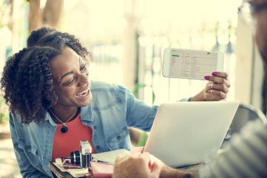 Cep telefonu kullanan kadın