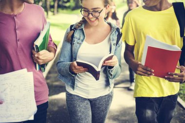 Genç öğrencilerle birlikte kitaplar