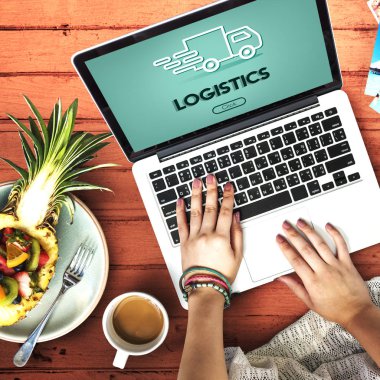 laptop ile çalışan kişi 
