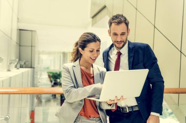 iş adamları laptop ile çalışma