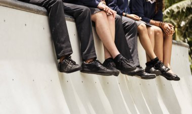 Çeşitli Öğrenciler üniversite üniformalı