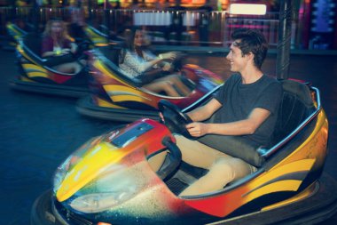 Çarpışan Araba sürme arkadaşlar