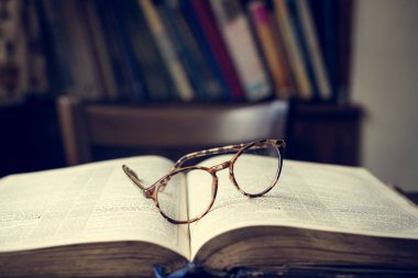 gözlük üzerinde kitap okumak için