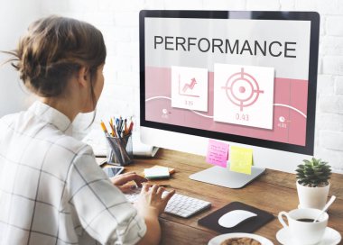 Studio bilgisayarla çalışma kız