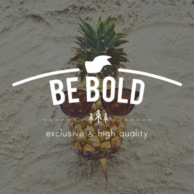 Kum üzerinde komik ananas