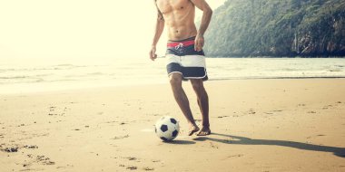 Plaj Futbolu oynayan adam 