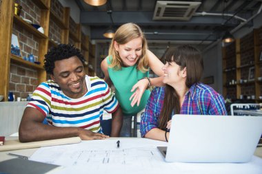 Kafede çalışan mimar öğrenciler