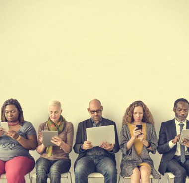 kişi iskemlede oturuyor