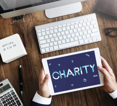 Dijital tablet kullanan işadamı