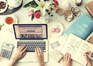 birlikte çalışan kadınlar