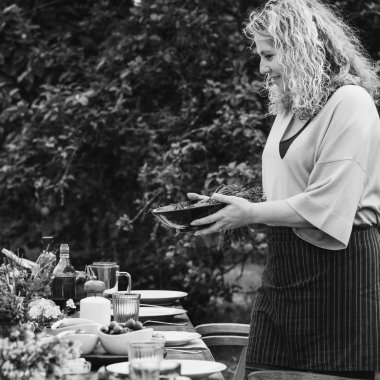 akşam yemeği için ev kadını hazırlama tablo