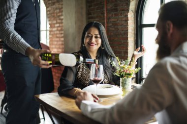 Romantik randevusu olan çift. 