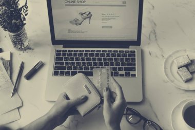 İnternetten alışveriş yapan kadın