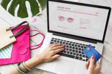 Dizüstü bilgisayar kullanan kadın