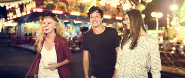 arkadaşlarım eğlence parkı içinde