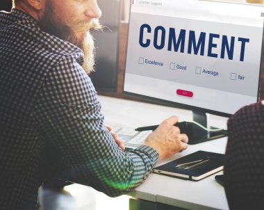 Bilgisayarda çalışan iş adamı 