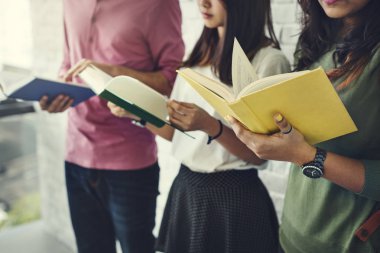 Öğrenciler kitap okuyor