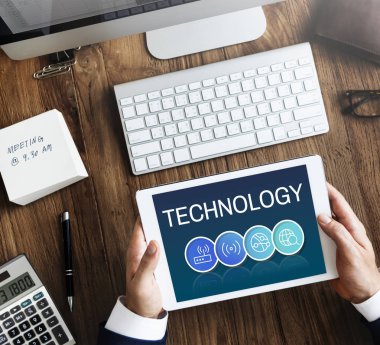 Dijital tablet kullanan işadamı