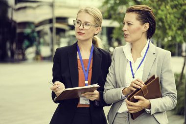 Fikirleri tartışmak iş kadınları