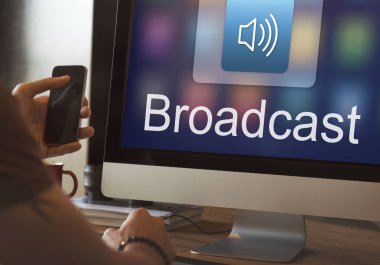 Bilgisayarda çalışan adam