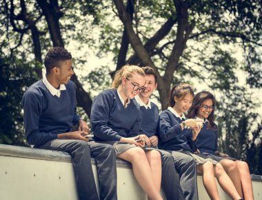 Çeşitli Öğrenciler üniversite üniformalı