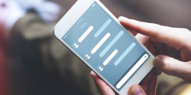 Akıllı telefon kullanan adam