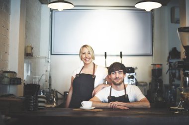 Garson ve kafede çalışan barista