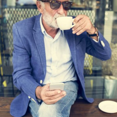 üst düzey yakışıklı kahve içme