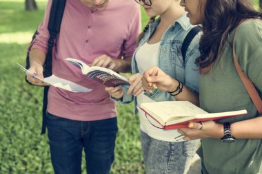 Genç öğrencilerle birlikte kitaplar