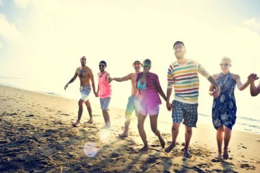 neşeli arkadaşları dışarı asılı 