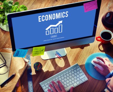 Bilgisayar kullanan adam