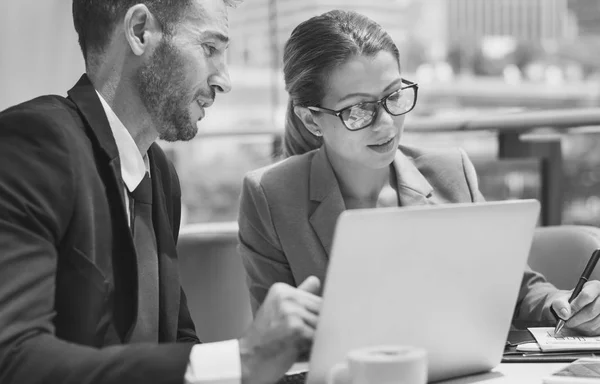 Mensen uit het bedrijfsleven werken met laptop — Stockfoto