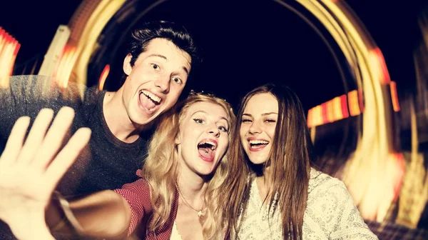 Mejores amigos en el parque de atracciones — Foto de Stock