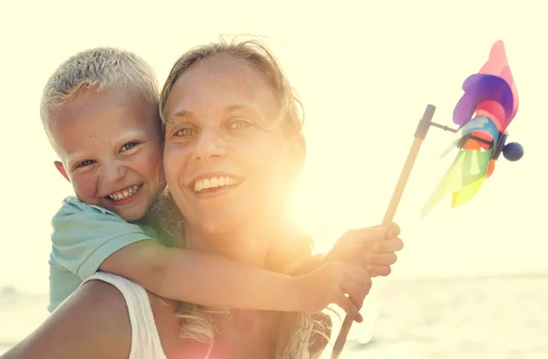 Mãe e filho se divertindo na praia — Fotografia de Stock