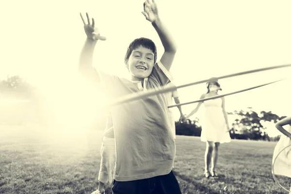 Familia haciendo ejercicio con hula hoops —  Fotos de Stock