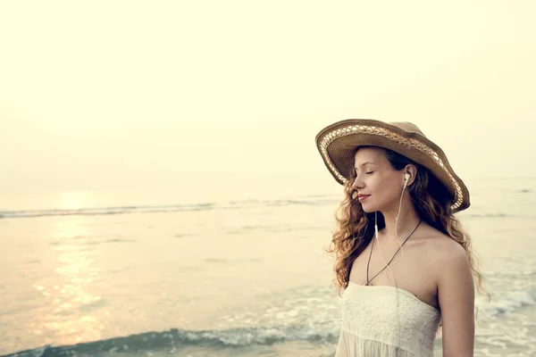 Hermosa mujer en sombrero de verano —  Fotos de Stock