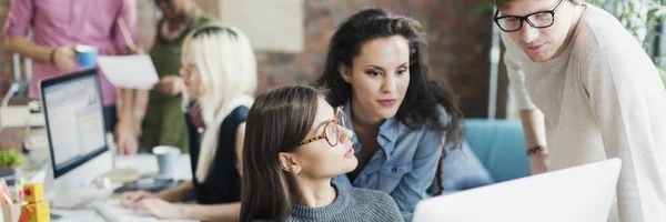 Hipsters trabajando en la oficina contemporánea —  Fotos de Stock