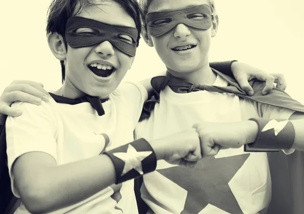Jongetjes in superhelden kostuums — Stockfoto