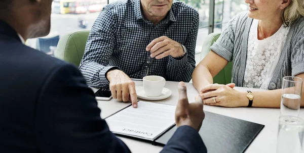 Gente de negocios discutiendo en la reunión — Foto de Stock