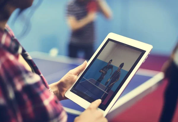 Vrouw met digitale tablet — Stockfoto