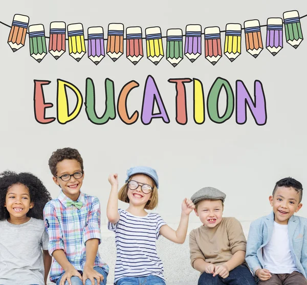 Niedliche Kinder spielen zusammen — Stockfoto