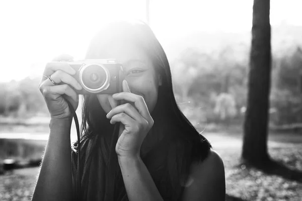 Žena fotograf hospodářství fotoaparát — Stock fotografie