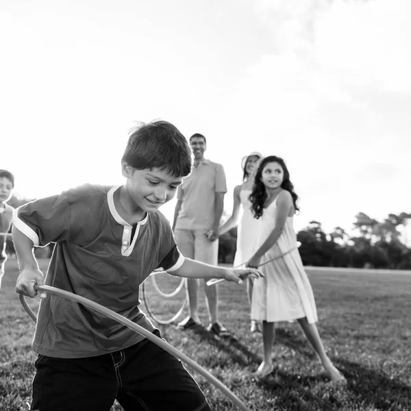 Família fazendo exercício com aros hula — Fotografia de Stock