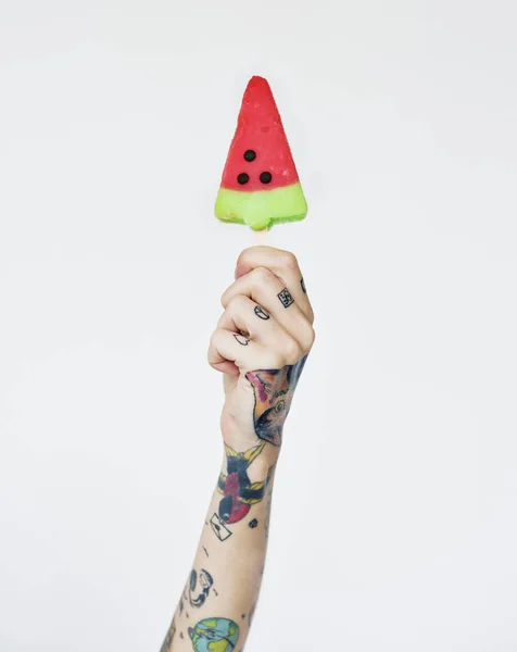 Hand in tattoos holds ice-cream — Stock Photo, Image