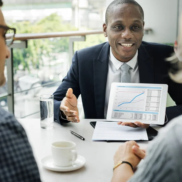 Mensen uit het bedrijfsleven hebben discussie tijdens bijeenkomst — Stockfoto