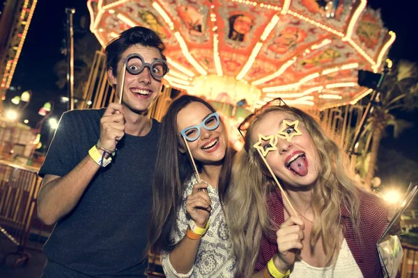 Amigos alegres no parque de diversões — Fotografia de Stock